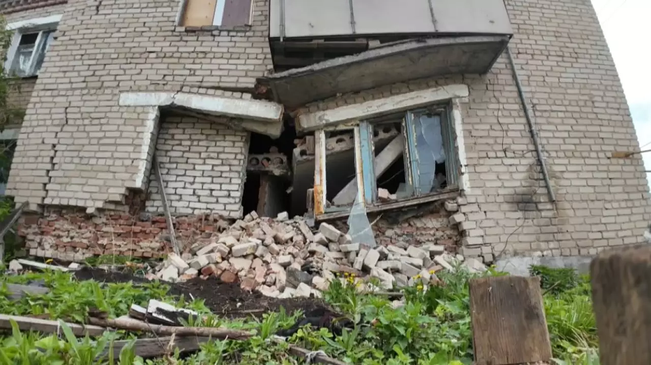 Часть двухэтажки обрушилась в СКО