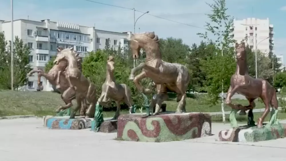 Жителей Кокшетау пугают разрушающиеся скульптуры в центре города