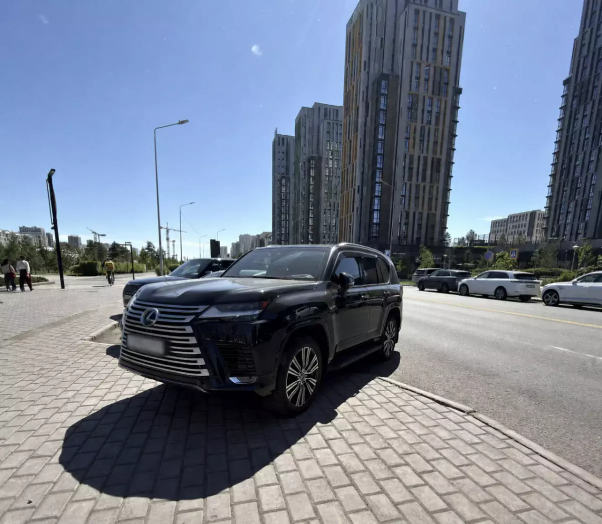 Водитель элитного авто парковался как попало в Астане – полиция его наказала