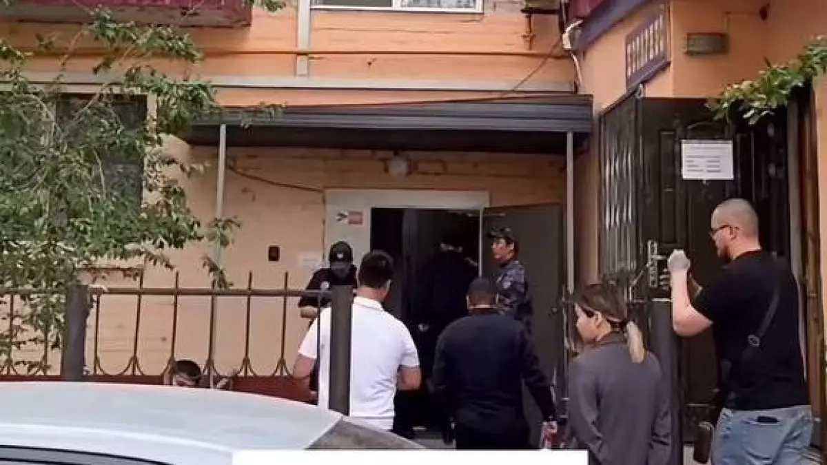 Азаттық көшесіндегі ұсталған әйел. Атырау полицейлері аса ірі көлемдегі есірткіні тәркіледі