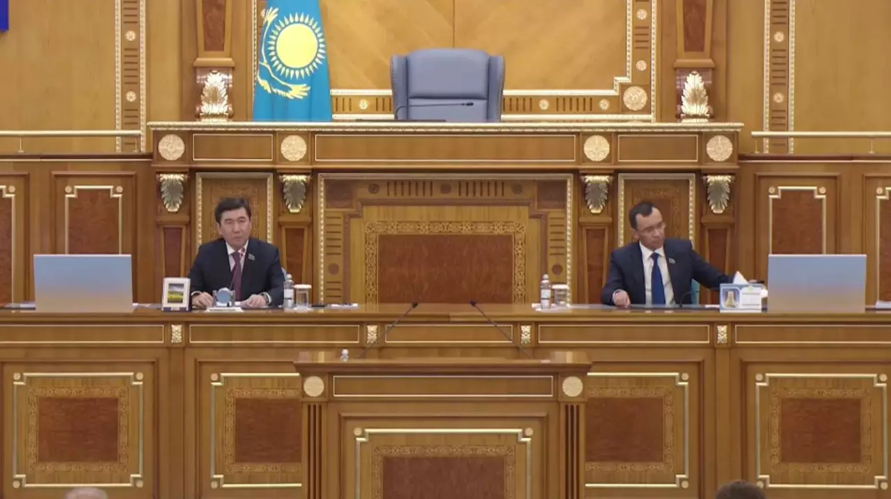 Парламент 6 Конституциялық заң қабылдады