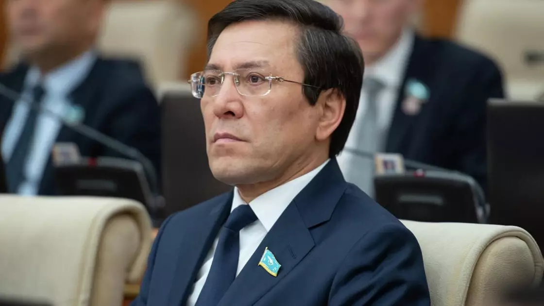 Мектеп бітіретін қыз бар депутат Нұртай Сабильянов ақша жинауға қатысты ойын айтты