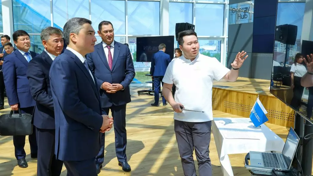 Олжас Бектеновке NU мен НЗМ-ның инновациялық жобалары таныстырылды