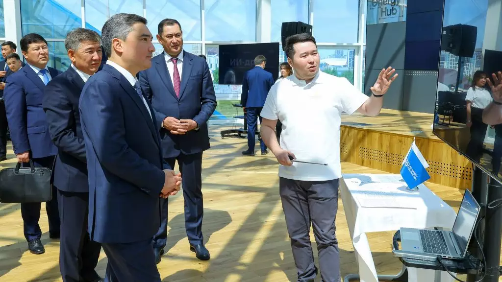 Премьер-министру Олжасу Бектенову представили новые технологические проекты NU