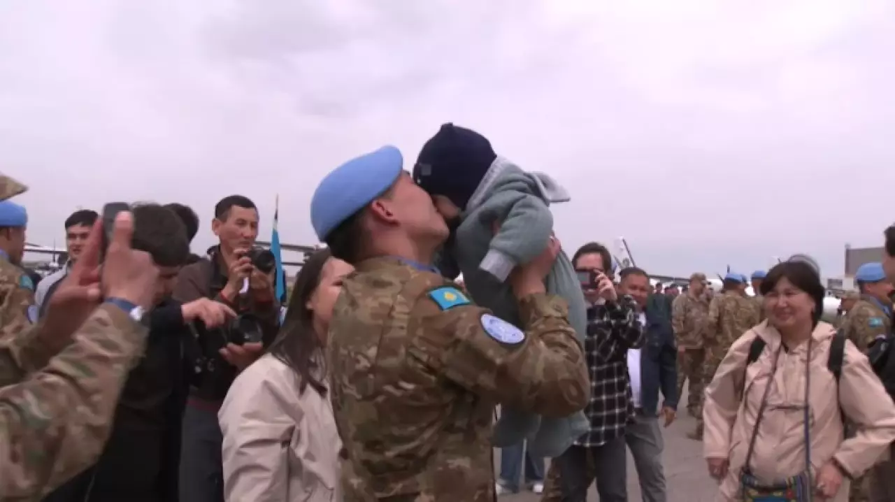 Второй контингент казахстанских миротворцев тепло встретили в Алматы