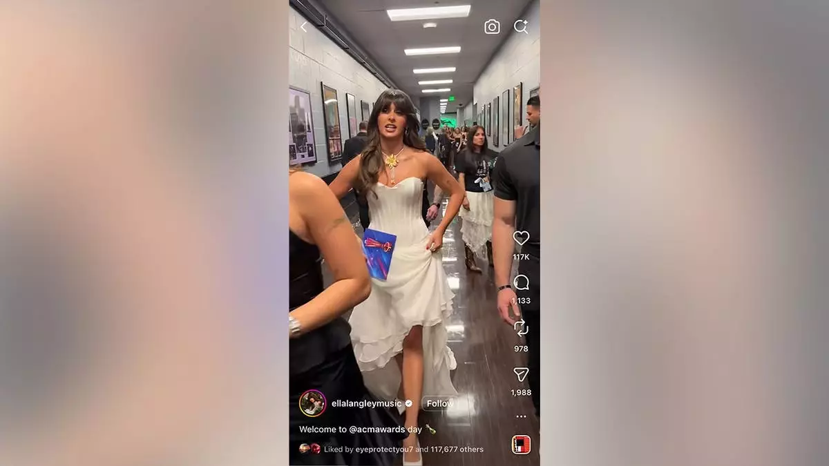 Видео Эллы Лэнгли с церемонии ACM Awards, снятое за кулисами, заставило фанатов «снова плакать» после рекордной ночи.