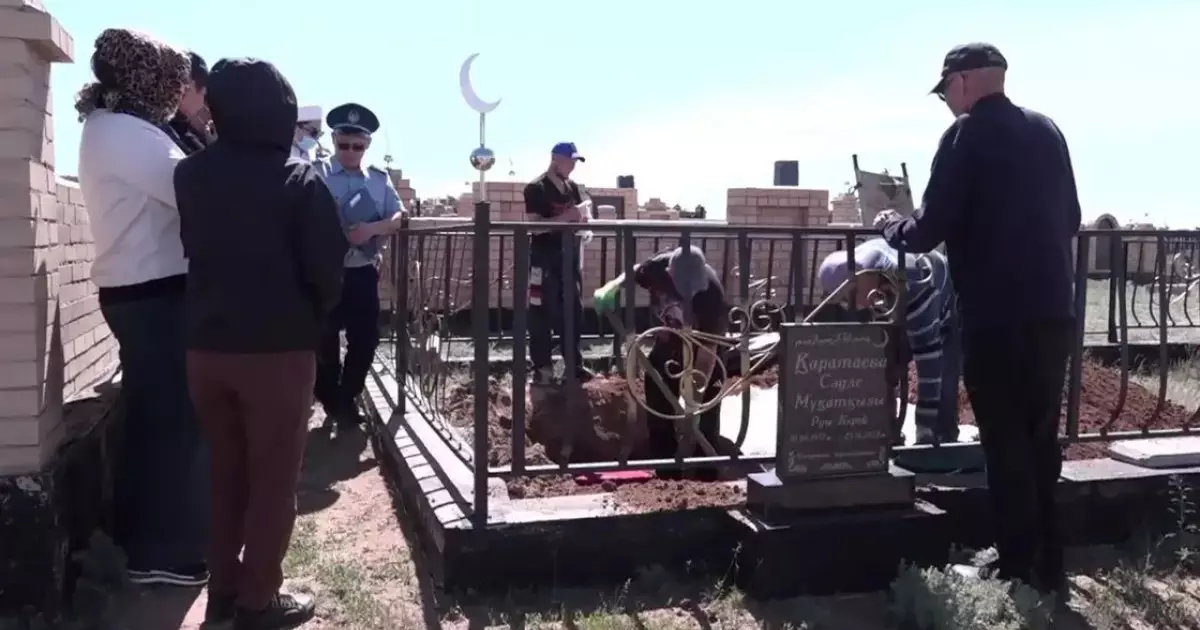  Қарағандыда бір қабірге екі отбасы таласып, мәйіт эксгумацияланды 