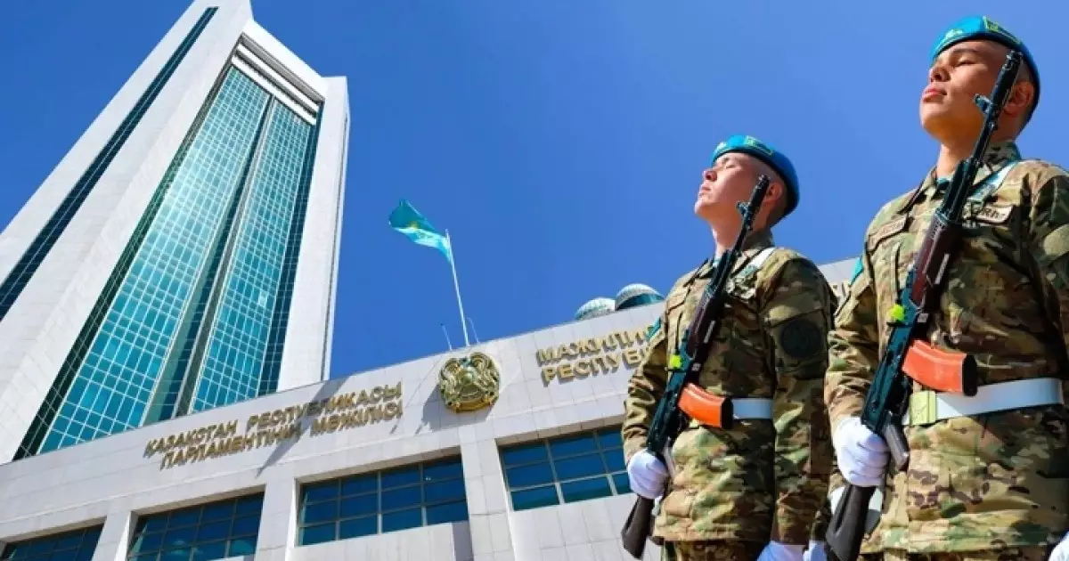  Мәжілісте әскери қызметшілердің құқықтық жағдайын жетілдіретін заң жобасы қаралады 