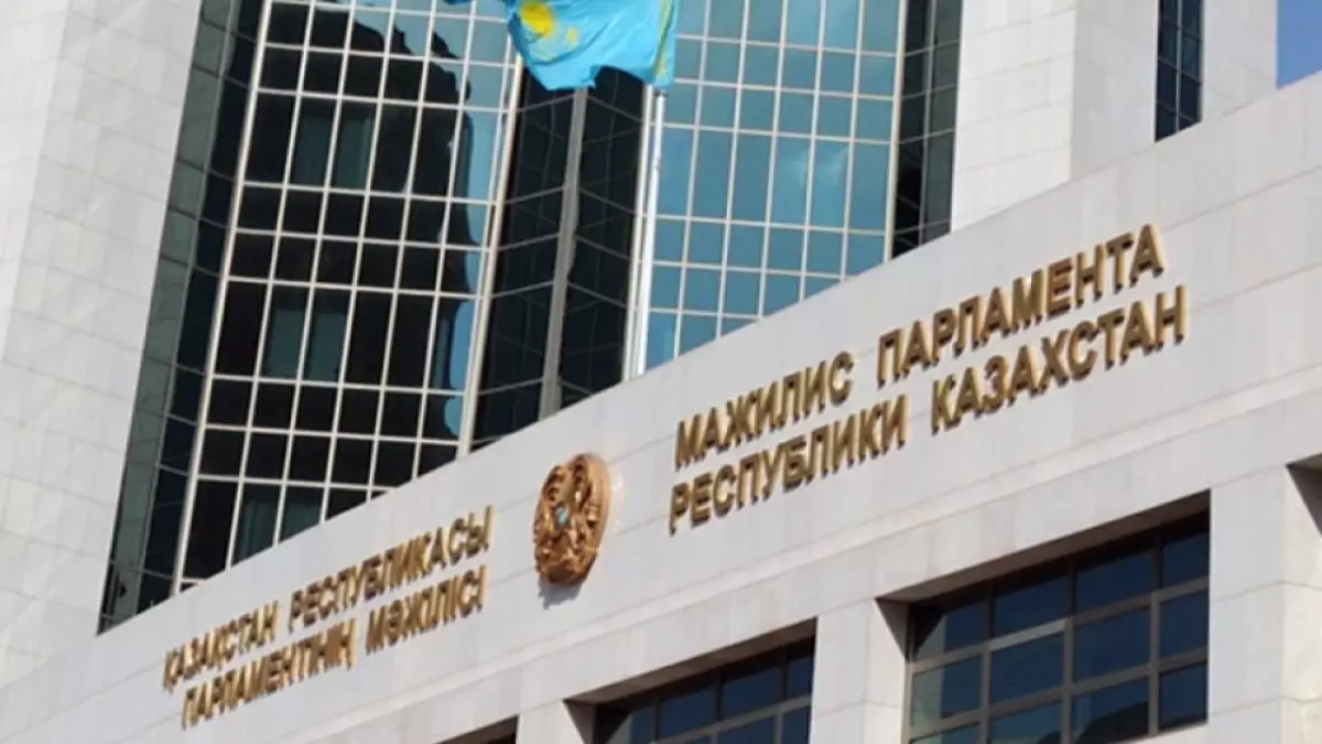  Мәжіліске рақымшылық пен жерге қатысты жаңа заң жобалары түсті 