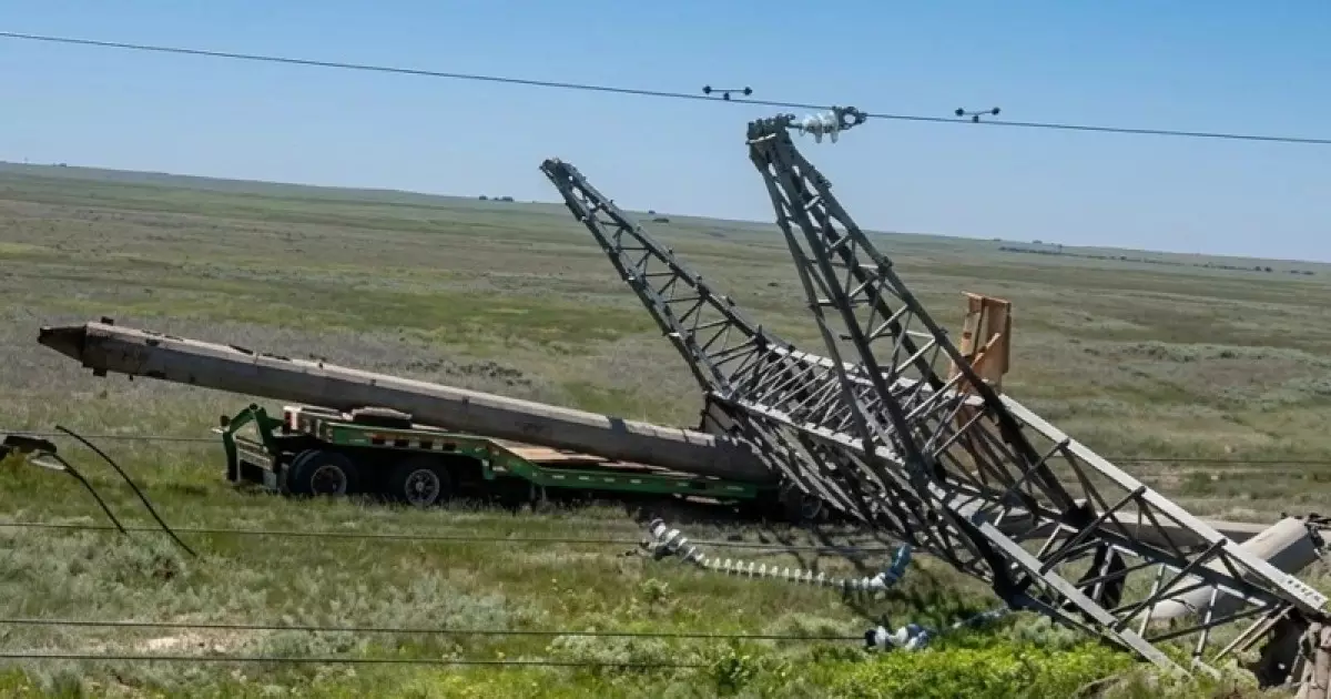   Ақмоладағы жантүршігерлік апат: 500 кВт электр бағаны трассаға құлады   