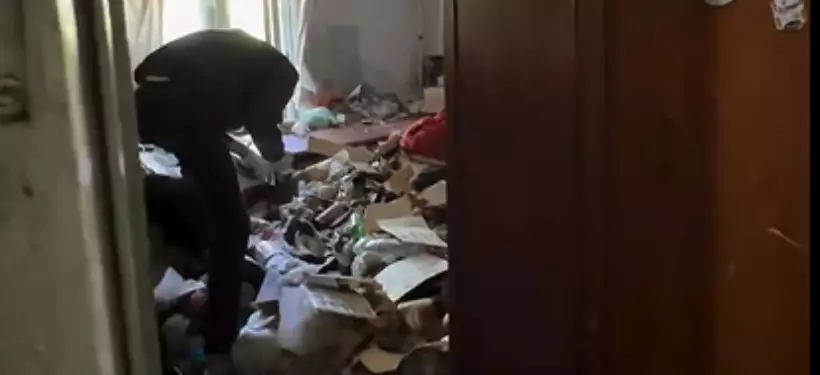 10 КамАЗов мусора вывезли из опасно захламленной квартиры семейчанки