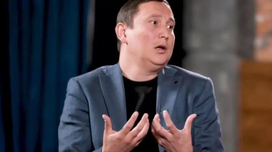 Қайрат Әділгерей ішкі қасіретін айтып, студияда жылап қалды
