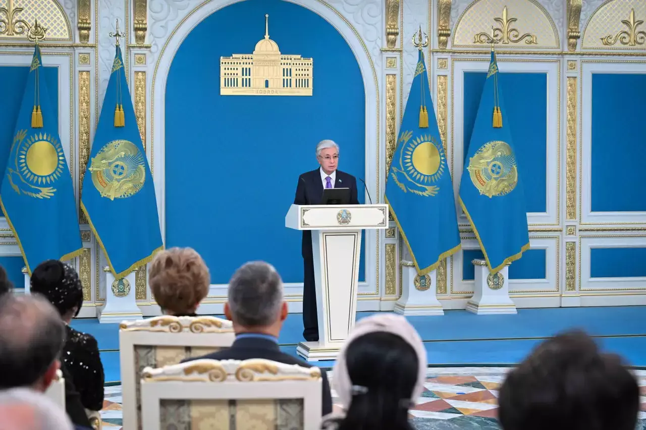 Тоқаев ұлт өнеріне елеуі үлес қосқан азаматтарға пәтер кілтін тапсырды