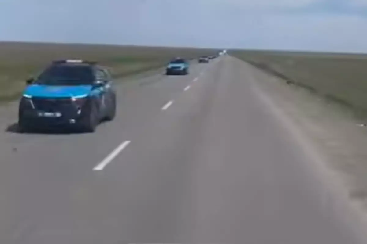 Полиция усиливает Атырау? В сети расходятся видео с колоннами патрульных машин