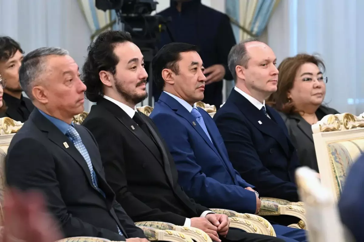Президент ұлт өнеріне елеулі үлес қосып жүрген бірнеше азаматқа пәтер кілтін табыстады