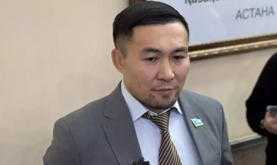 Анасын құттықтаған Ардақ Назаров БАҚ өкілдерінен тығылып жүр ме