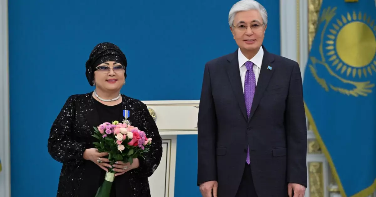  Президент Мақпал Жүнісованы марапаттады 