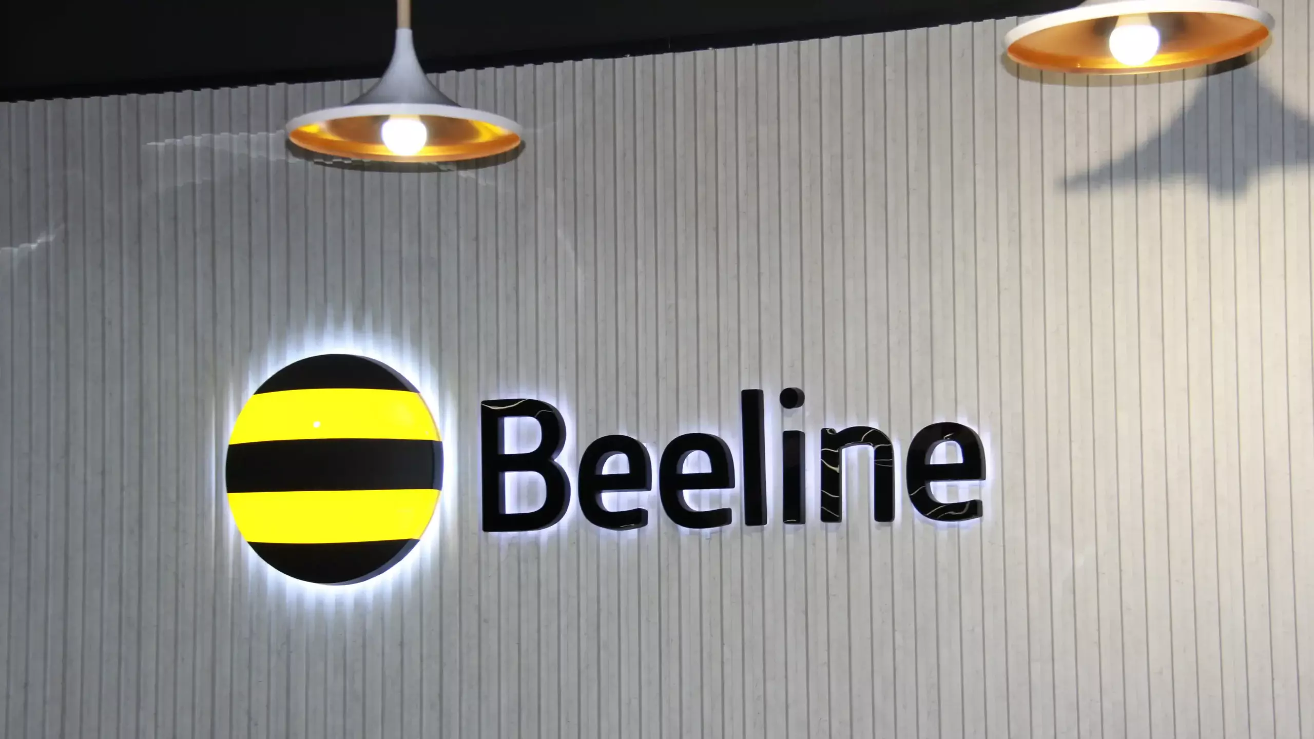 Тонаудың жаңа деңгейі: Beeline Kazakhstan абоненттердің ақшасын қалай заңды түрде «ұрлап» отыр?
