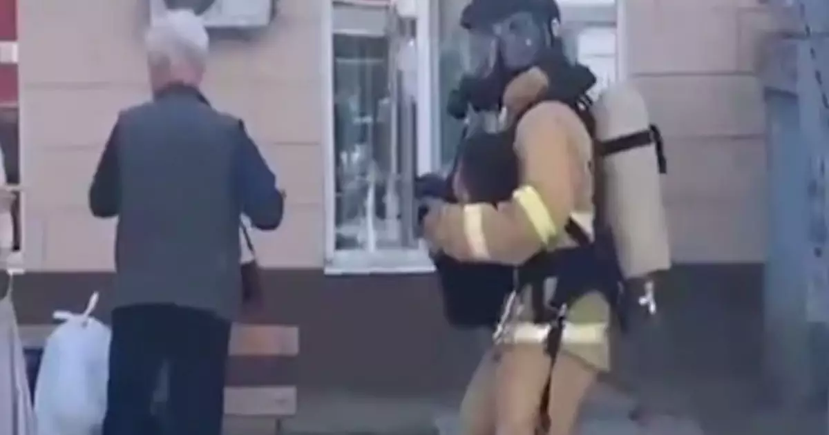   Атырауда көпқабатты үйдің балконы өртеніп, 6 жастағы бала құтқарылды   
