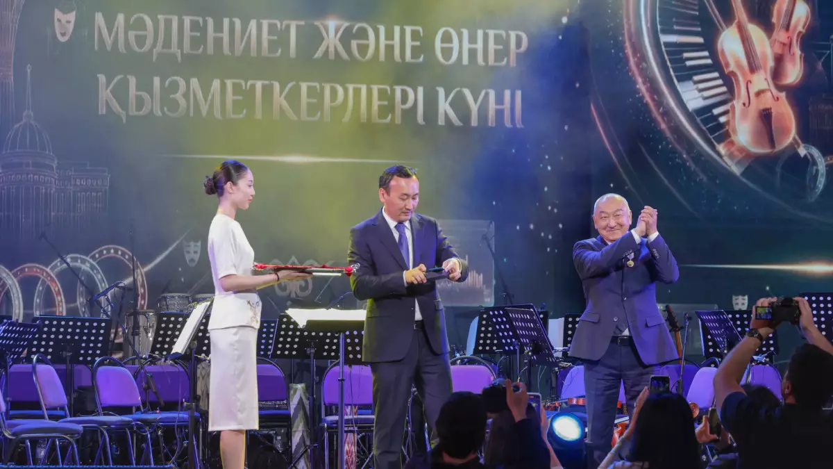 Ұлттық мәртебе, марапат және жаңа серпін: Астанада мәдениет қызметкерлері ұлықталды
