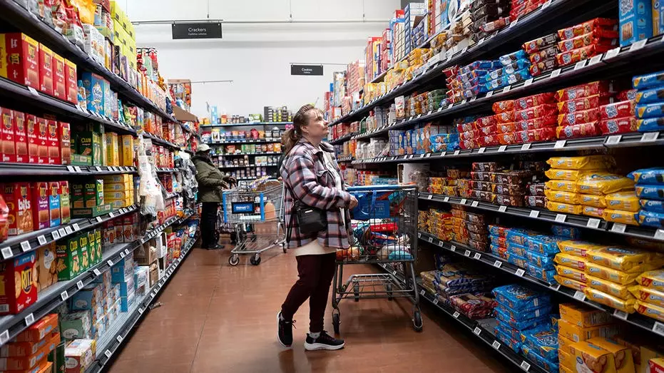 Walmart предупреждает, что покупатели могут столкнуться с более высокими ценами из-за роста цен на топливо и сокращения налоговых возвратов.