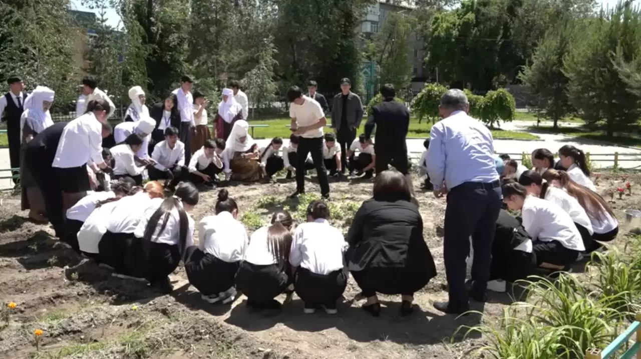 Жетісу облысында оқушылар мектеп айналасын абаттандырды