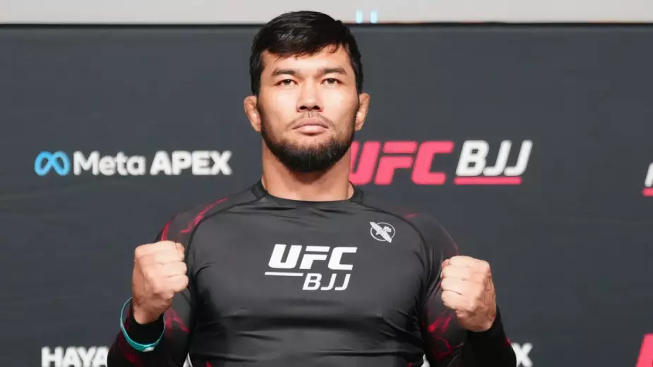 Впервые казахстанец выступил в UFC BJJ: результат схватки, за что оштрафовали?