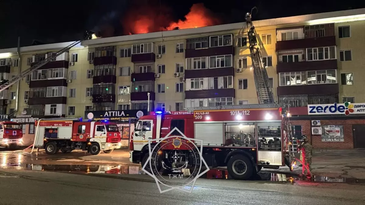 Ақтөбеде көпқабатты үйдің шатыры өртеніп, 50 тұрғын эвакуацияланды