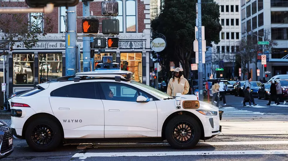 Waymo приостанавливает маршруты беспилотных такси на автострадах из-за проблем с безопасностью и программным обеспечением.