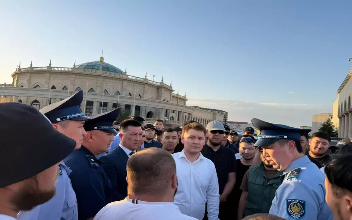 Атырауда шетелдік нөмірлі көліктерге жаппай тексерістен кейін жүргізушілер бас көтерді