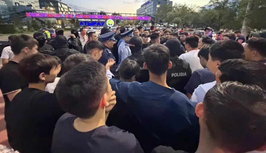 Атырауда шетелдік нөмір таққан көліктердің жүргізушілері тексеріс пен айыппұлға қарсы шықты