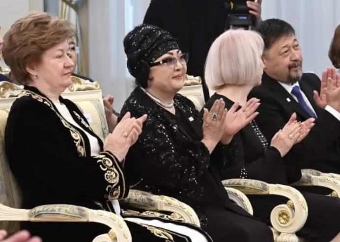 “Аға, мынаны сізге бере салуға бола ма?“ Президенттен марапат алған Мақпал Жүнісованың видеосы жұртты тәнті етті 