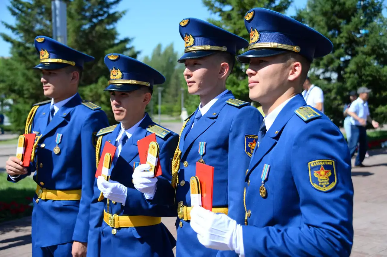 Әскери жоғары оқу орнын үздік бітірген түлектерге «аға лейтенант» шені беріледі