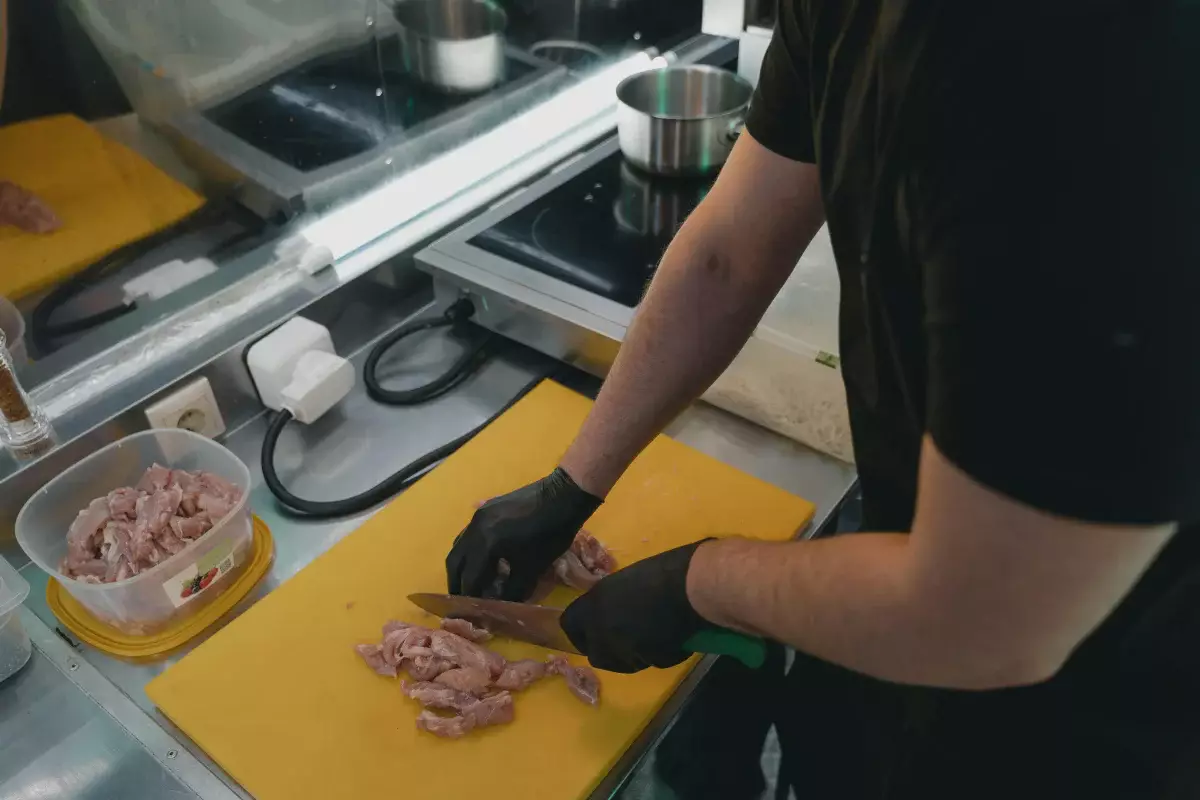 Казахстанцам рассказали, куда жаловаться на сырую и невкусную еду в заведениях