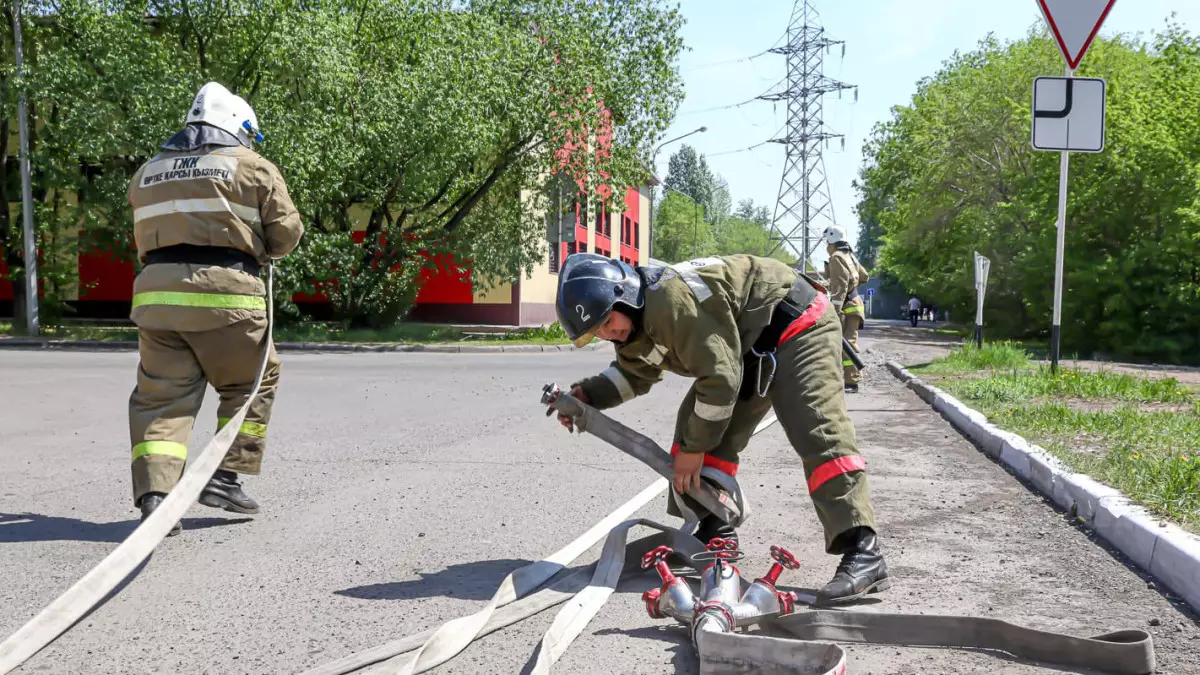Баня загорелась рядом с жилым домом в Атырау
