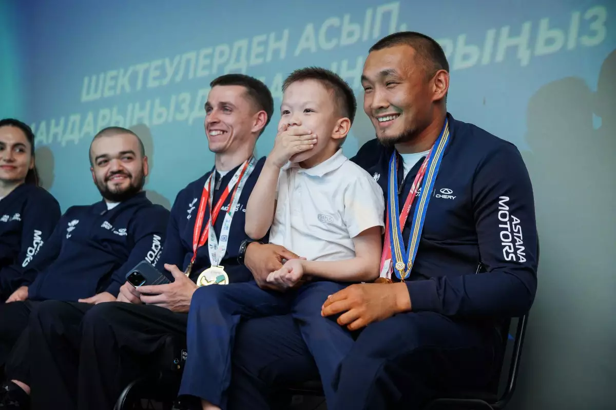 "Әркімнің ішінде зор күш бар": Алматыда паралимпиадашылар  интернат тәрбиеленушілерімен кездесті