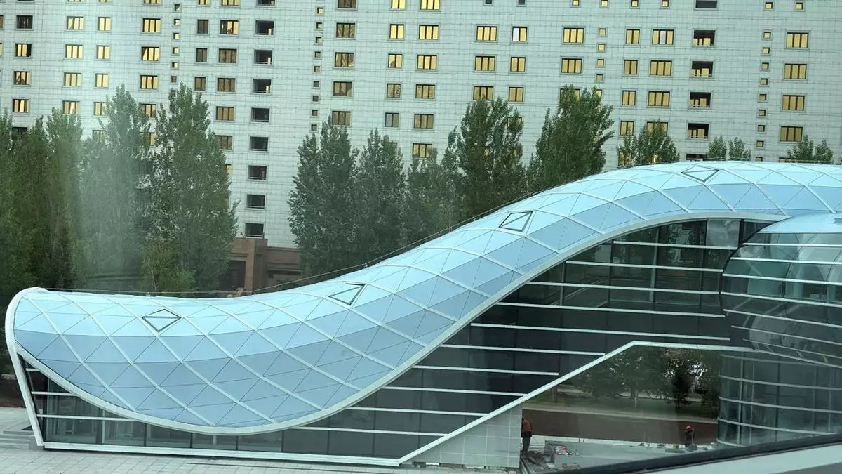 Ведро поставили на станции LRT в Астане из-за протекающей кровли
