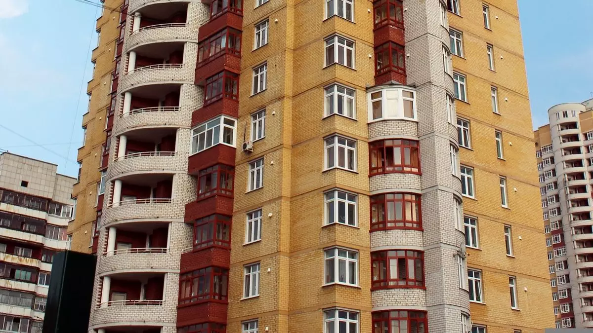 Бутылку с металлическими предметами сбросили на женщину с ребенком в Алматы