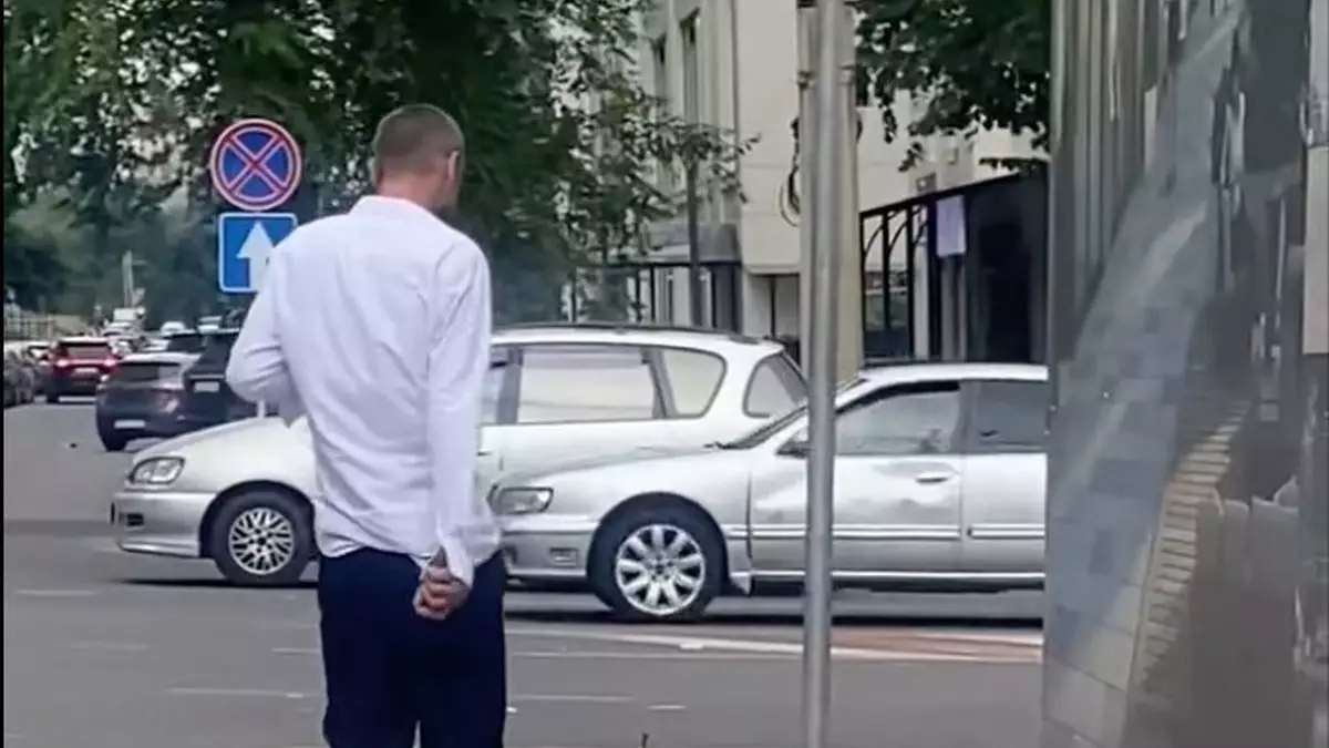 Пьяный мужчина с ножом приставал к алматинцам