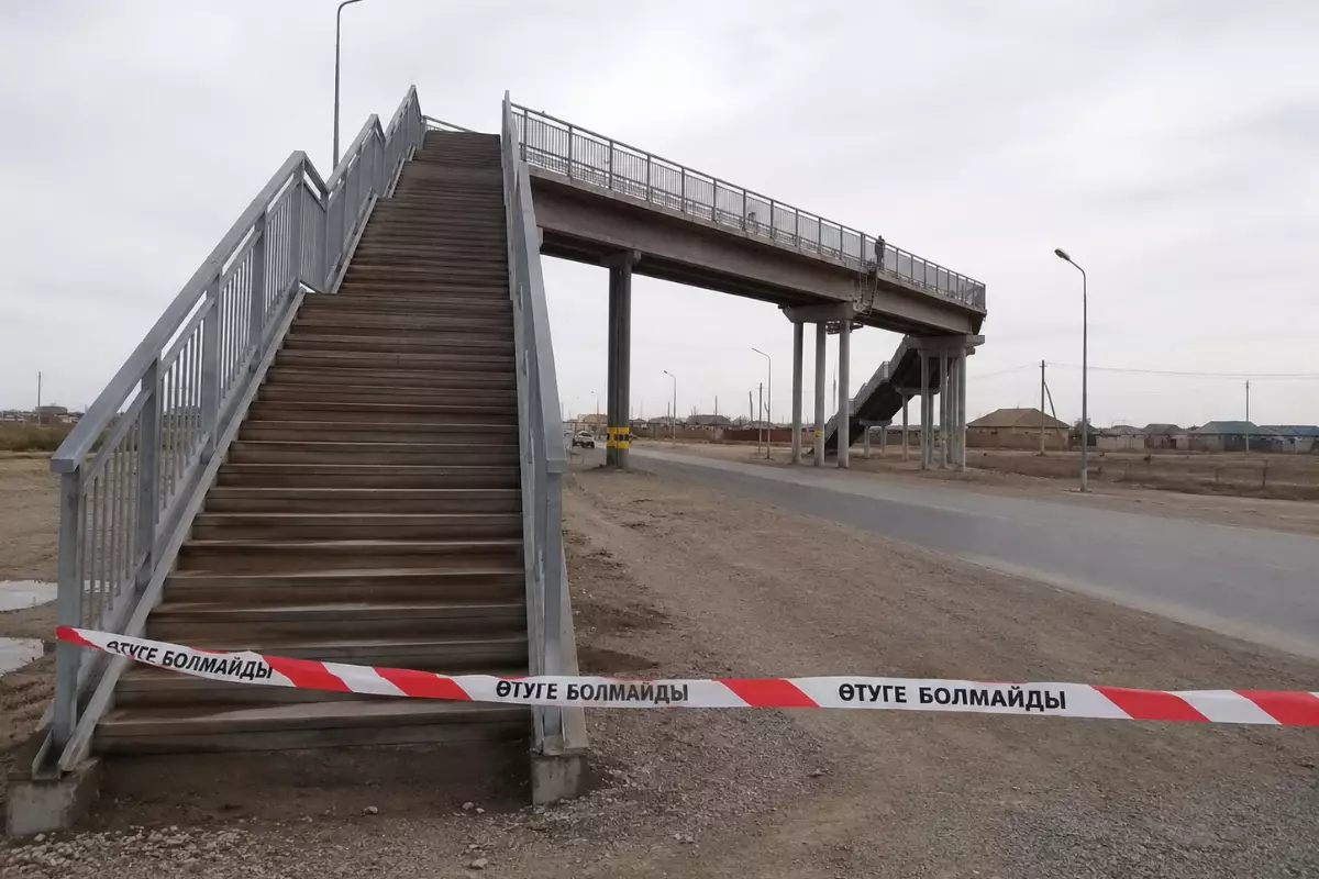 В Макатском районе женщина погибла после падения с пешеходного моста