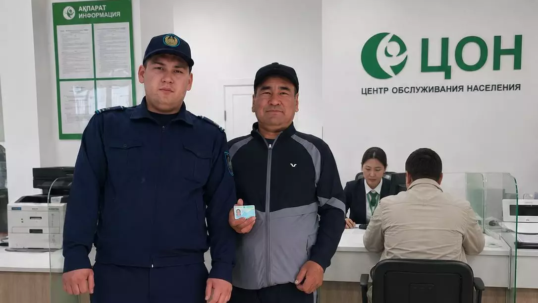 Өмір бойы құжатсыз өмір сүрген азамат алғаш рет жеке куәлік алды