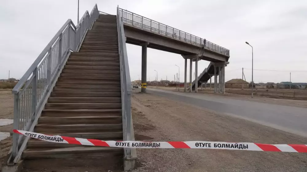 Атырау облысында әйел жаяу жүргіншілер көпірінен құлап қаза тапты