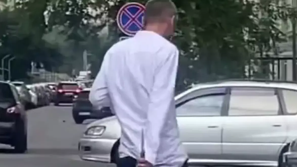  Алматыда қолына пышақ ұстаған ер адам тұрғындарды шошытқан 