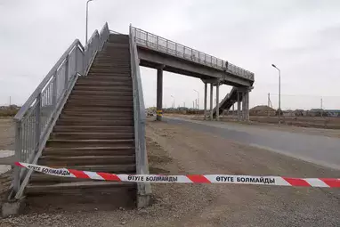 Атырау облысында әйел жаяу жүргіншілер көпірінен құлап, қаза тапты