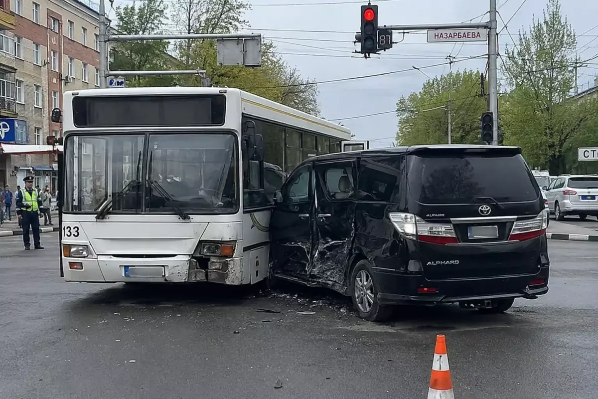 Пассажирский автобус столкнулся с Toyota Alphard в Костанае
