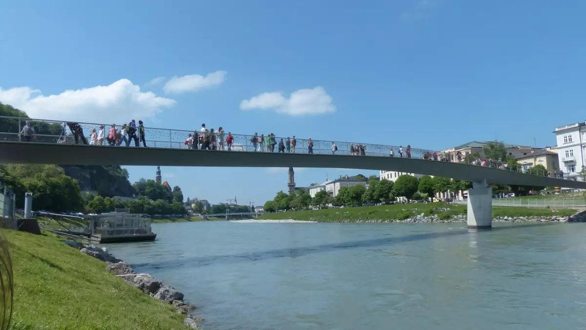 Атырау облысында жаяу жүргіншілер көпірінен құлаған әйел қаза тапты