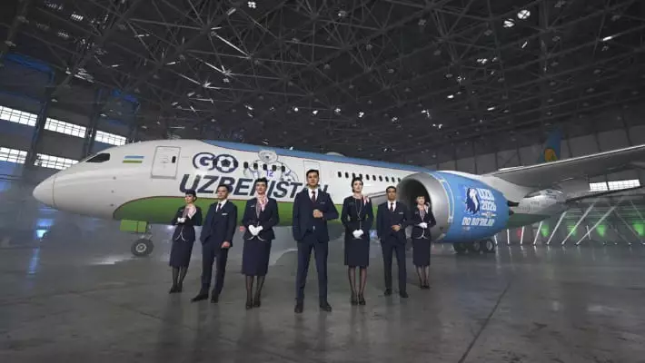 Uzbekistan Airways представила Dreamliner в ливрее сборной Узбекистана