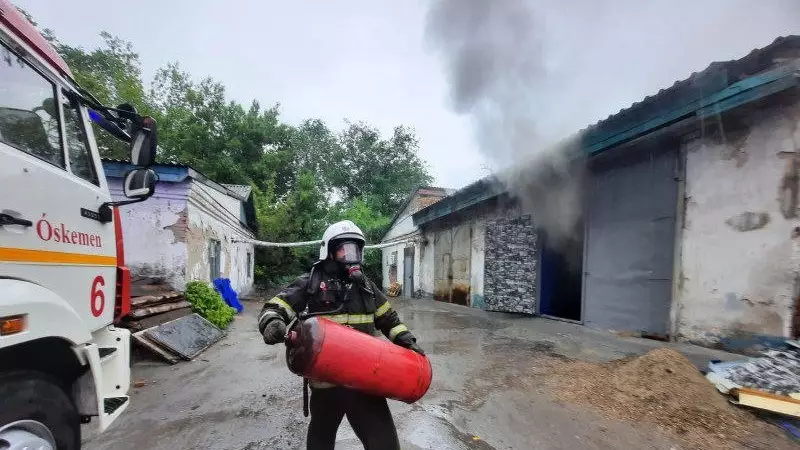 Магазин едва не взорвался при пожаре в Усть-Каменогорске