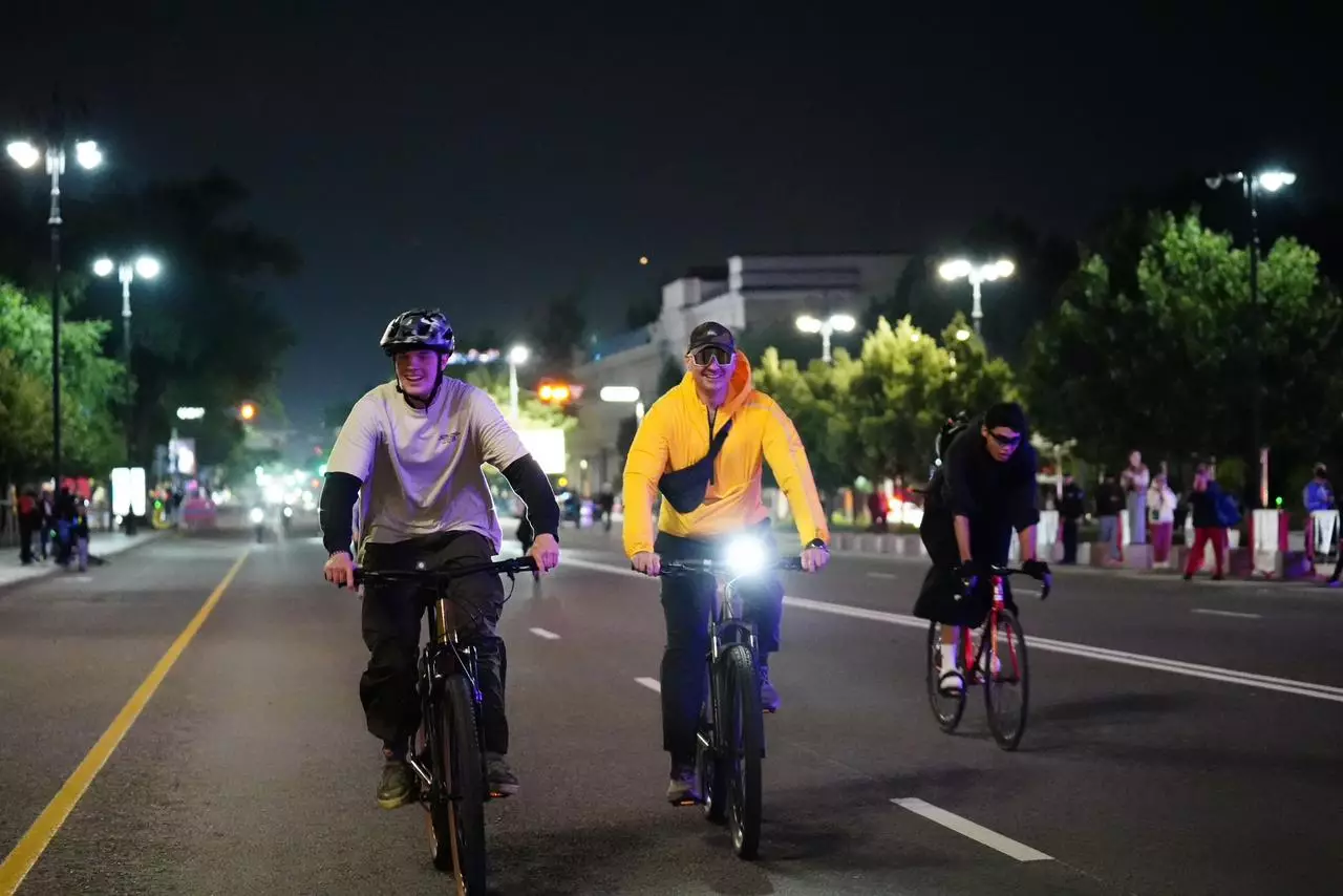 В Алматы впервые состоялся масштабный ночной велопробег Almaty Glow Ride