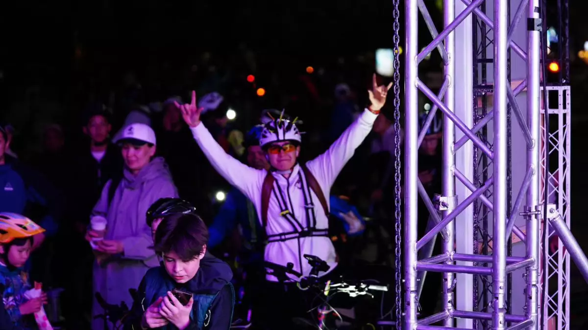 В Алматы впервые состоялся масштабный ночной велопробег Almaty Glow Ride